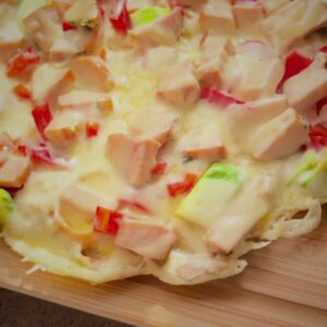 Tortilla pizza füstölt csirkemellel